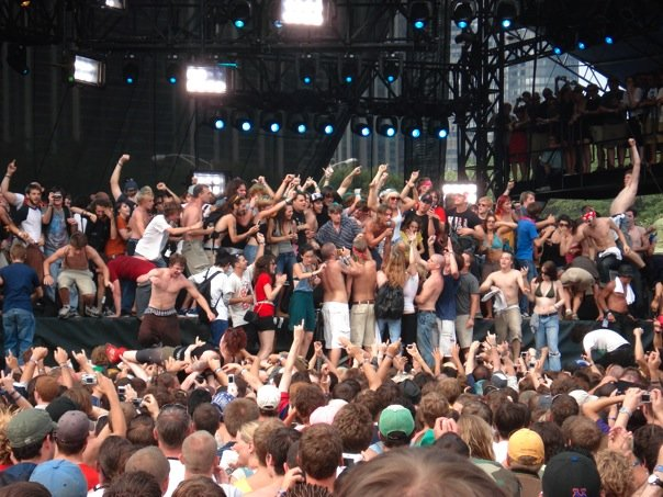 Iggy Pop and the crowd